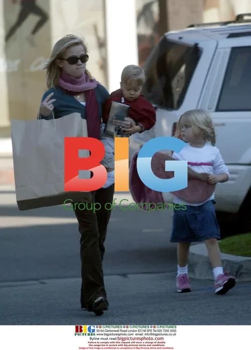 Reese Witherspoon with kids shopping