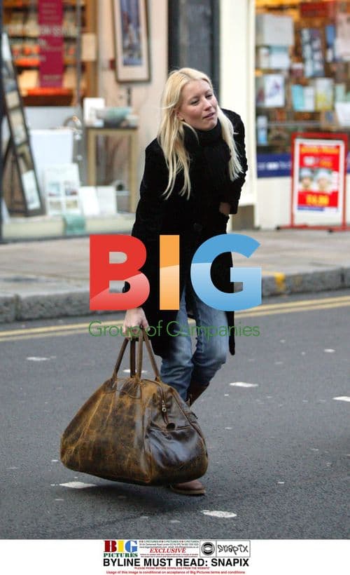 Denise Van Outen hails cab after split