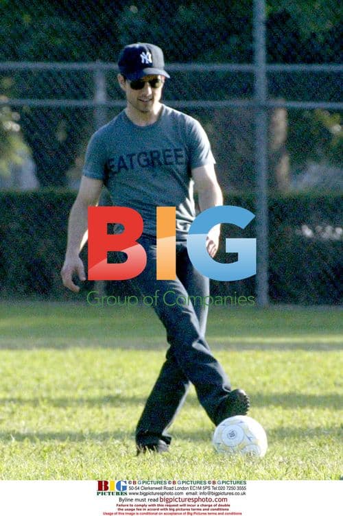 Tom Cruise spends day at park with kids