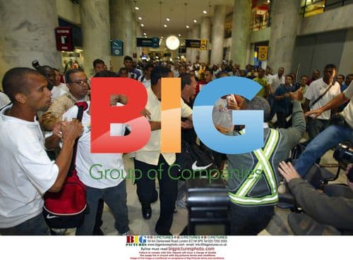 Flamengo players beat supporter at airport