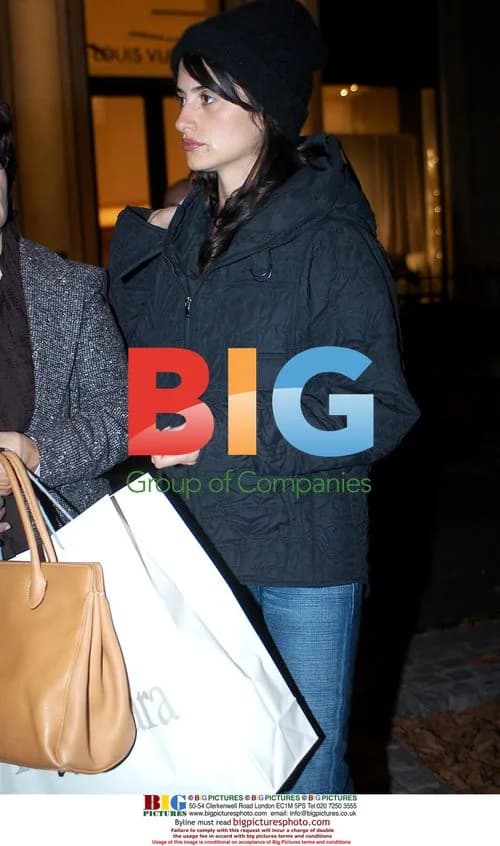 Penelope Cruz Shops in Paris