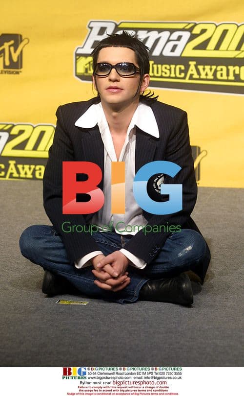 Brian Molko backstage at 2004 MTV EMAs