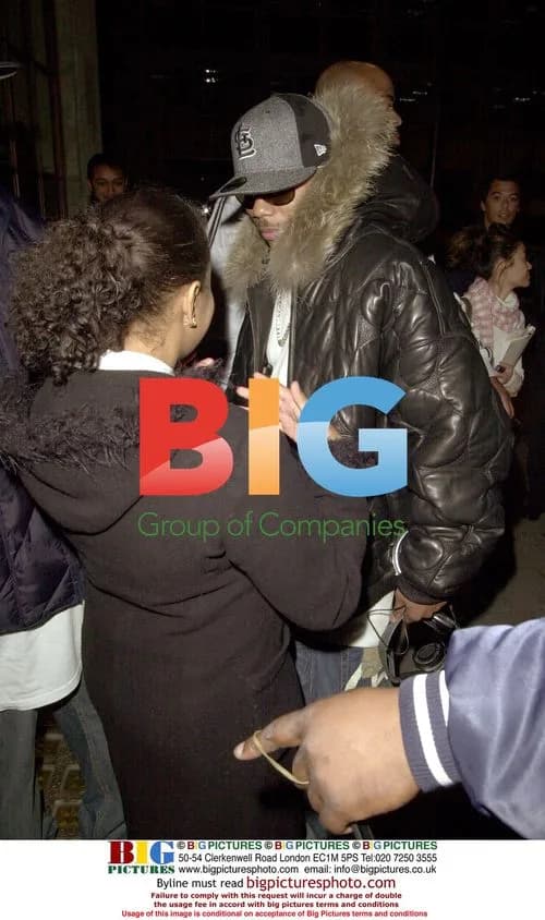 Nelly leaves Radio 1 studios, meets fan
