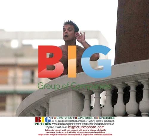 Robbie Williams Displays Rear at Hotel