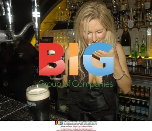 Abi Titmuss pulling pints at Bennigan's pub