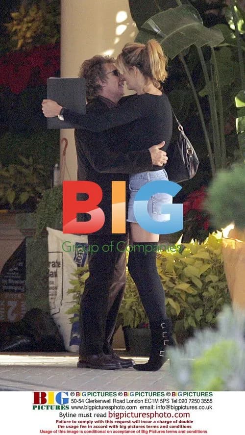 Rod Stewart and Penny Lancaster Kissing After Lunch