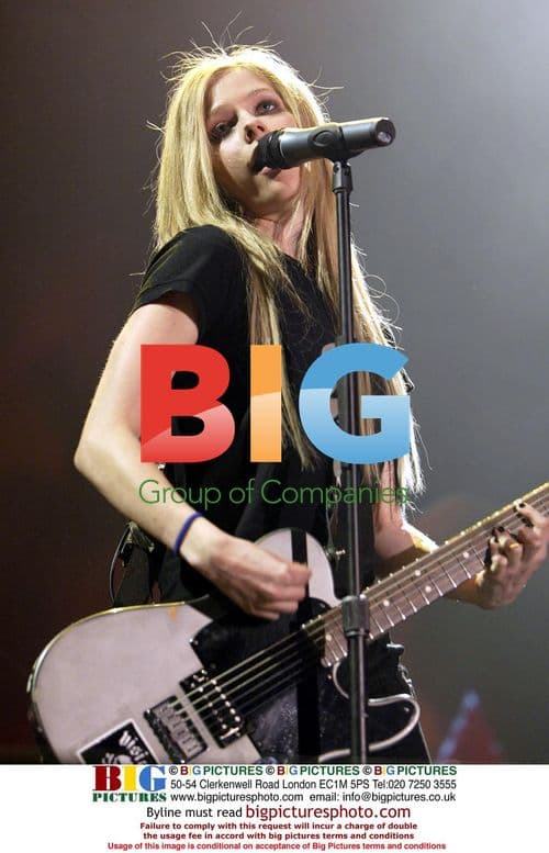 Avril Lavigne Performs in Manchester