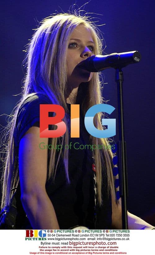 Avril Lavigne Performs in Manchester