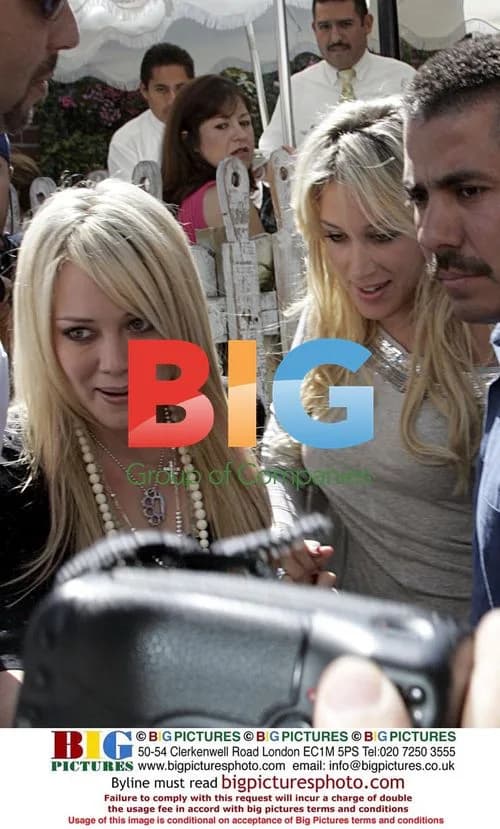 Hilary Duff and sister leave LA restaurant