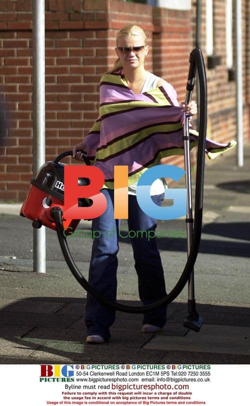 Kerry McFadden Arrives at Mom's House