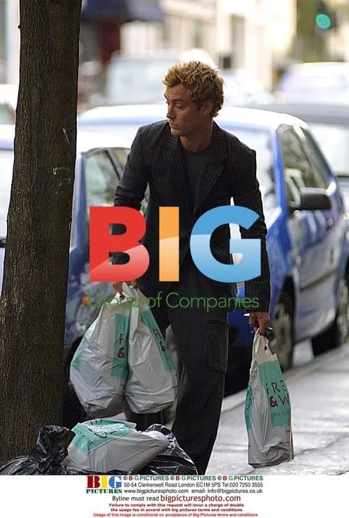 Jude Law Leaves Fresh & Wild with Groceries