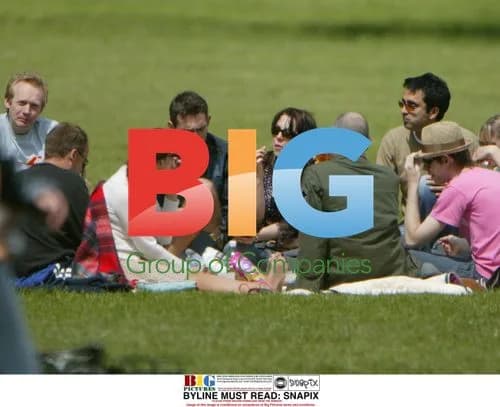 Mel C & Boyfriend Relaxing in Park