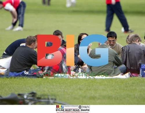 Mel C and Boyfriend Relax in London Park