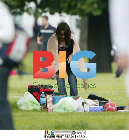 Mel C and Boyfriend Relax in Park