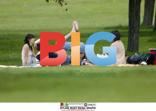 Mel C and Boyfriend Relaxing in Park