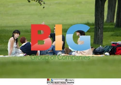 Mel C and Boyfriend Relax in Park