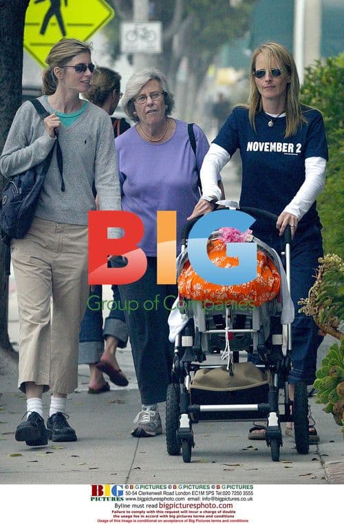 Helen Hunt takes daughter for walk