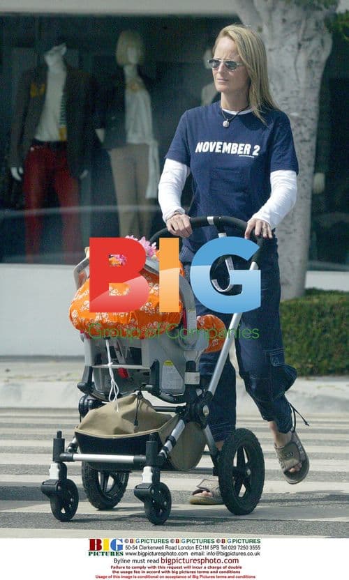 Helen Hunt strolls with daughter and mother