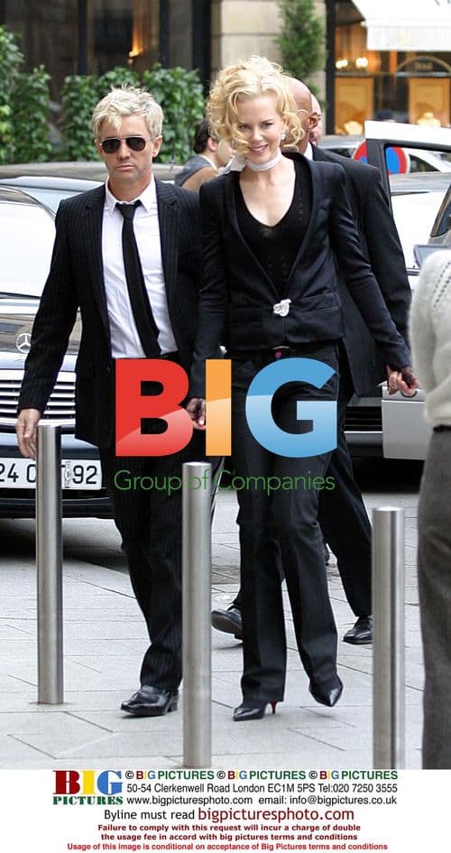 Nicole Kidman Leaves Ritz for Chanel Fashion Show