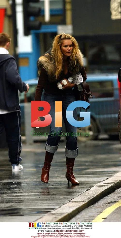 Elle Macpherson Carrying Merchandise