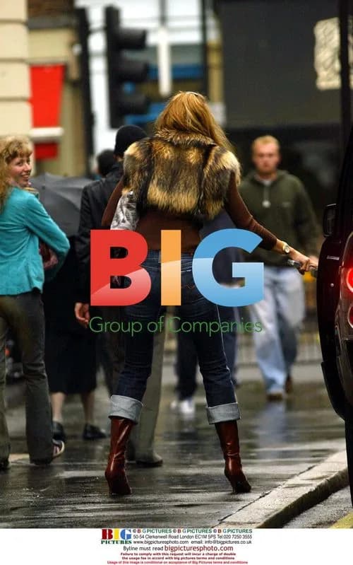 Elle Macpherson Leaving Clinic Pilates
