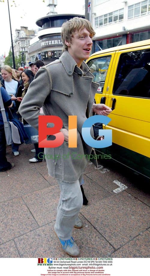 Travis Busking in London