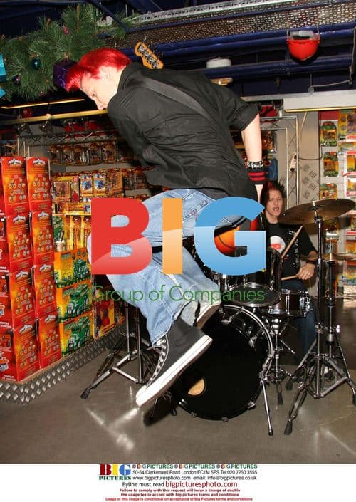 Boy band NOISE NEXT DOOR at Hamleys Toys 2004 Awards