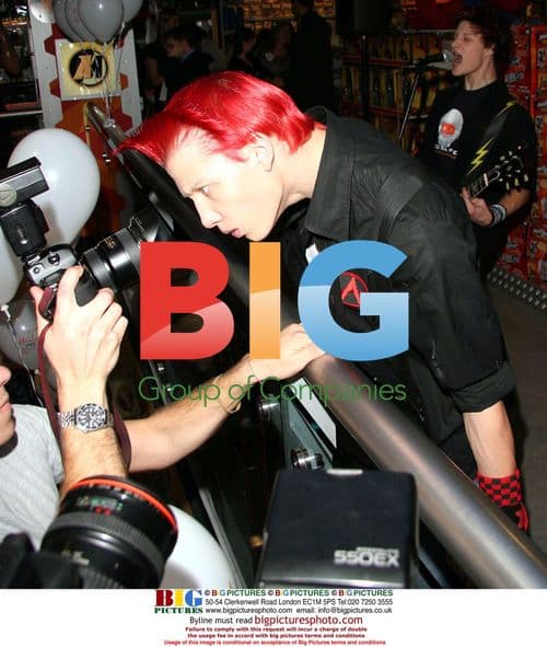 Boy band NOISE NEXT DOOR at Hamleys Toys 2004