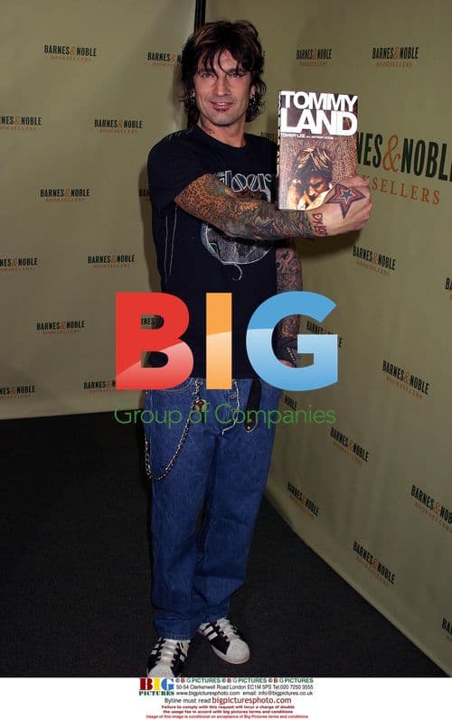 Tommy Lee Signing Books at Barnes & Noble