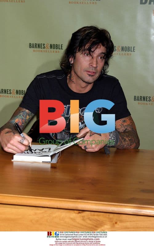 Tommy Lee signing book at Barnes & Noble