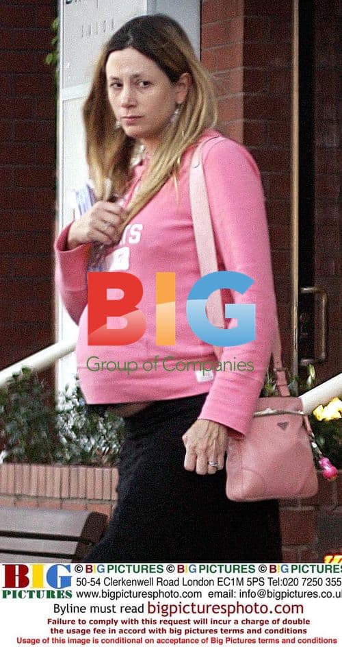 Pregnant Mira Sorvino Shopping in Venice