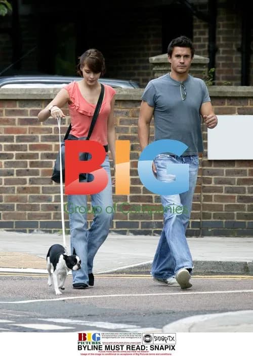 Jeremy Edwards and Girlfriend Walk Dog