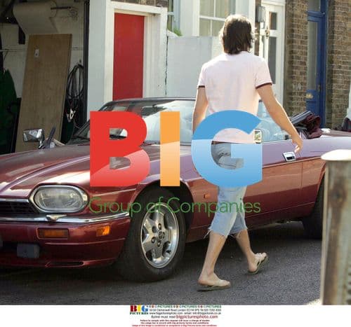 Lucy Benjamin and boyfriend have coffee with friends