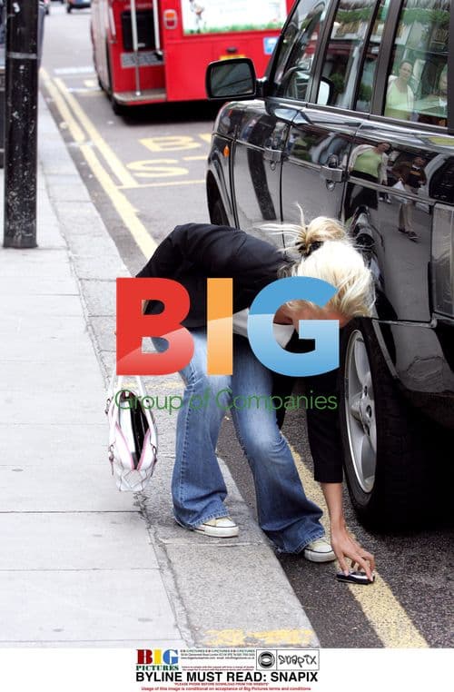 Tamara Beckwith Shopping and Signing Autographs