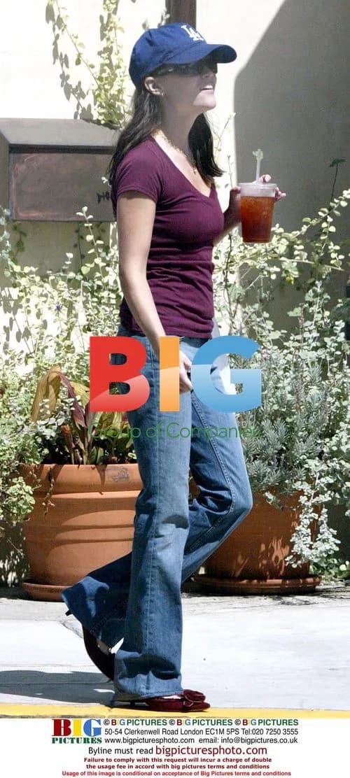 Reese Witherspoon in West Hollywood Bakery