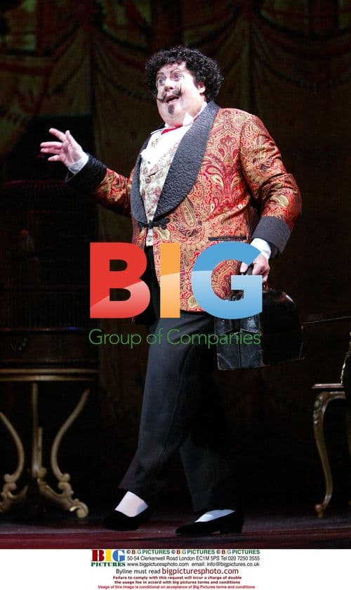 Cast of 'The Woman In White' musical