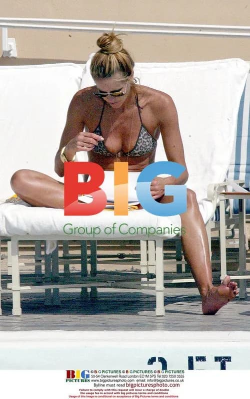 Model Elle Macpherson Relaxing Poolside