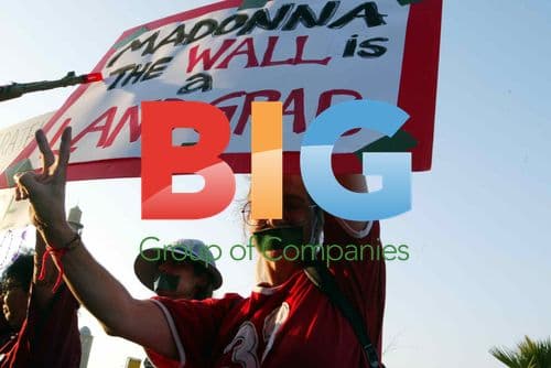 Madonna ignores pro-Palestinian protest