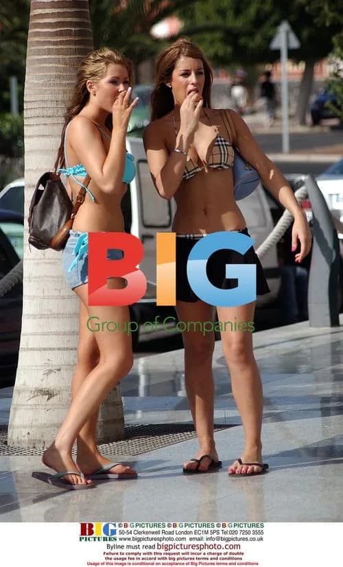 Tania Do Nascimento and Nicola Mclean having ice cream
