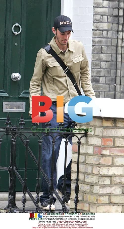 Jude Law Moves to New Home