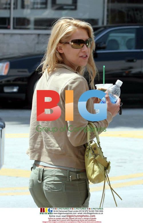 Anna Kournikova Spotted in Miami