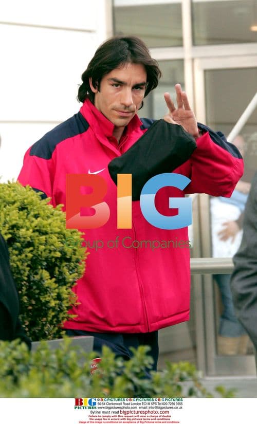 Arsenal squad leave hotel for FA Cup semifinal