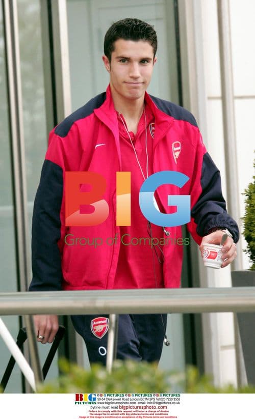 Arsenal squad leave hotel for FA cup semifinal