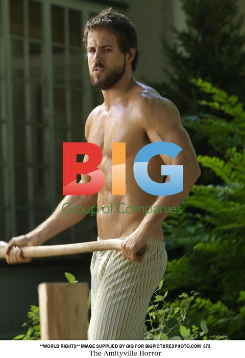 Ryan Reynolds and cast on the set of "The Amityville Horror"