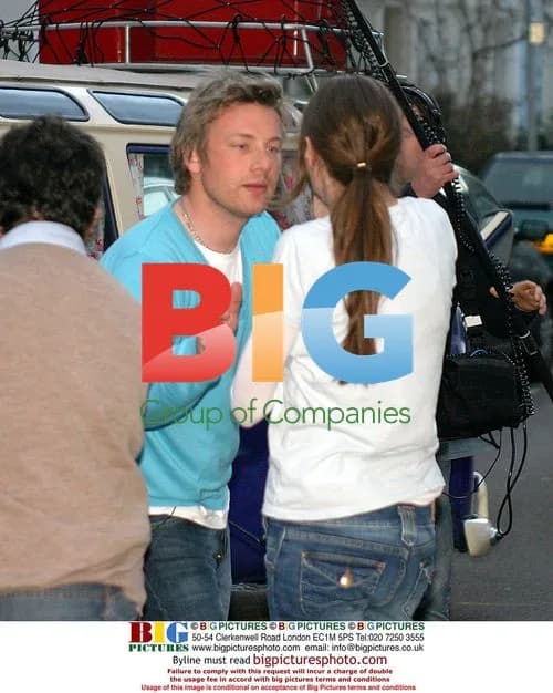 Jamie Oliver Leaves Home for Italy Trip