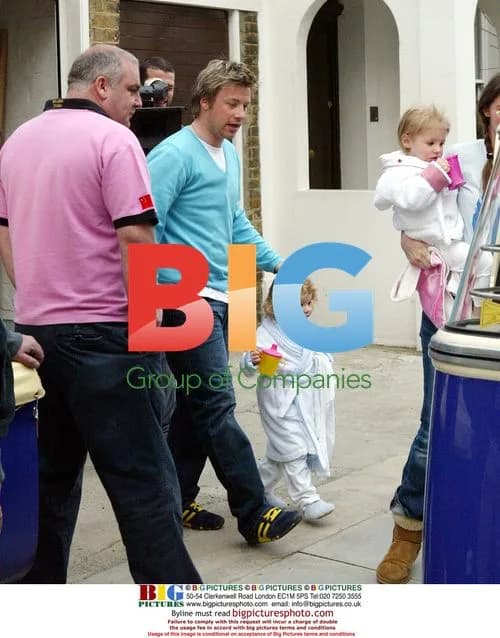 Jamie Oliver Leaves Home for Italy Trip