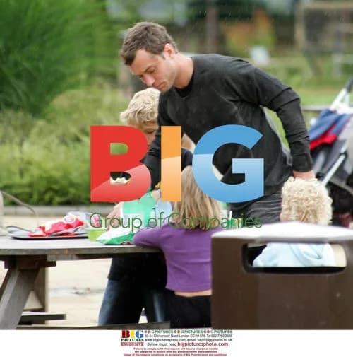 Jude Law takes kids to Cotswold wildlife park