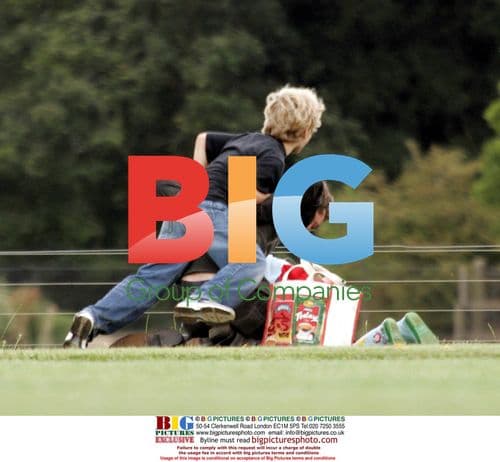 Jude Law Takes Kids to Cotswold Wildlife Park