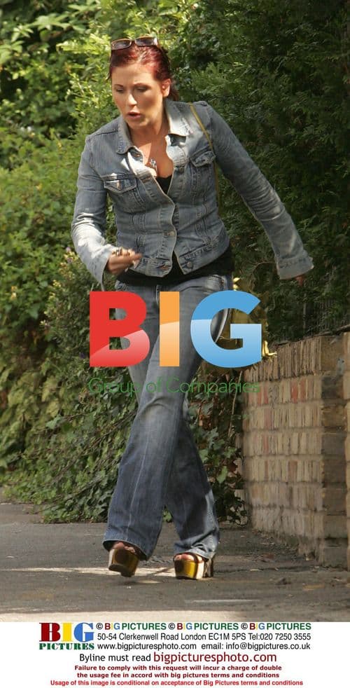 Jessie Wallace Dashes Out of London Home