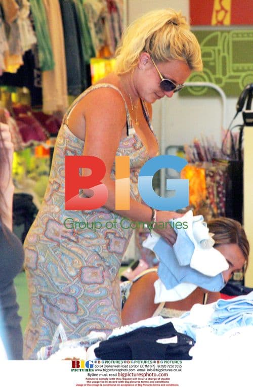 Britney Spears Shops for Twins